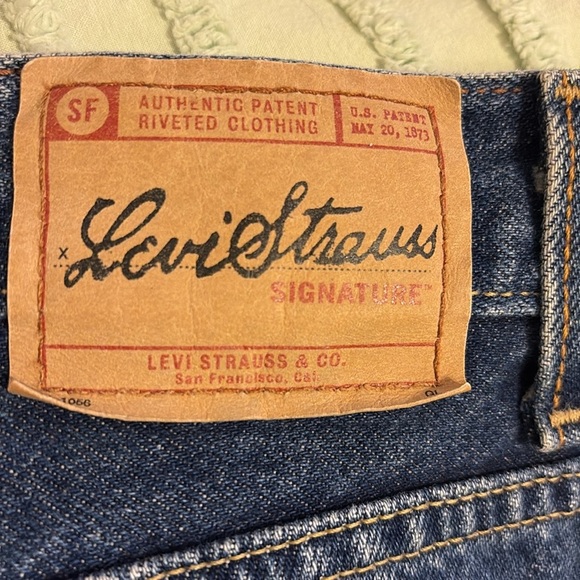 Levi's Relaxed Fit Misses Blue Jeans. Size 12 long. - Picture 4 of 6